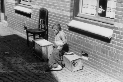 221131 Afbeelding van enkele spelende kinderen voor een huis in de Oranjestraat te Utrecht.